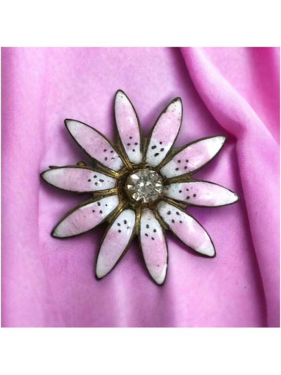 Unmarked Jewelry - Vintage Pink and White Daisy Brooch BOHO Daisy pin, hippie daisy pin, flower Pin